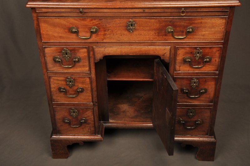 Fine Quality 18th Century Mahogany Kneehole Desk - Image 10