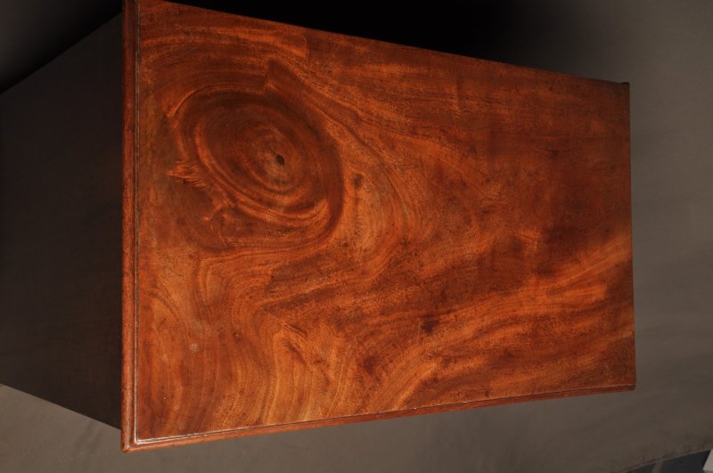 Fine Quality 18th Century Mahogany Kneehole Desk - Image 12