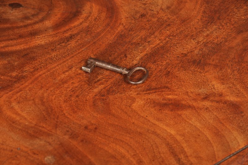 Fine Quality 18th Century Mahogany Kneehole Desk - Image 13