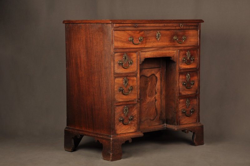 Fine Quality 18th Century Mahogany Kneehole Desk - Image 14