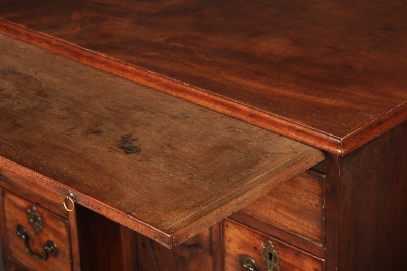 Fine Quality 18th Century Mahogany Kneehole Desk - Image 16