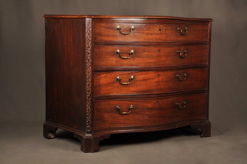 A Fine 18th Century Serpentine Chest Of Drawers