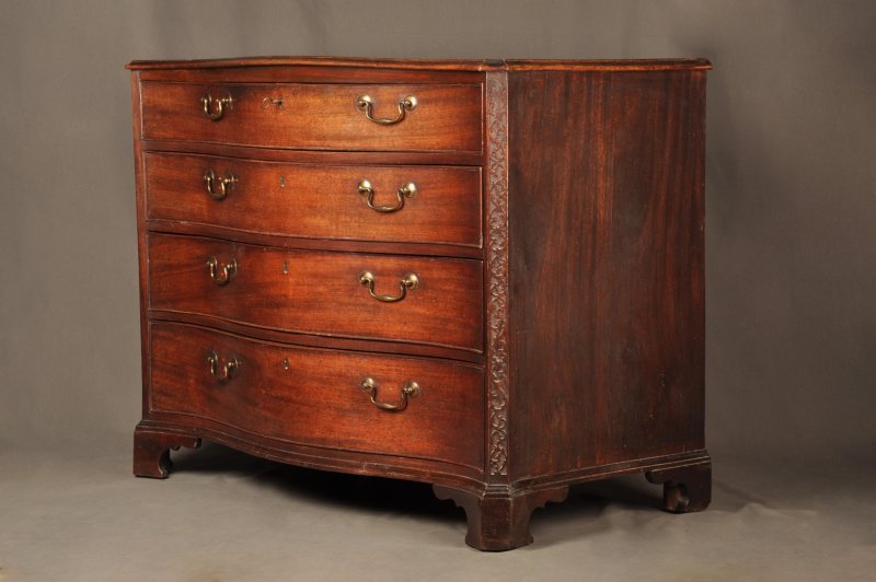 A Fine 18th Century Serpentine Chest Of Drawers - Image 3