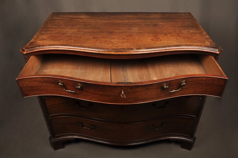 A Fine 18th Century Serpentine Chest Of Drawers - Image 9