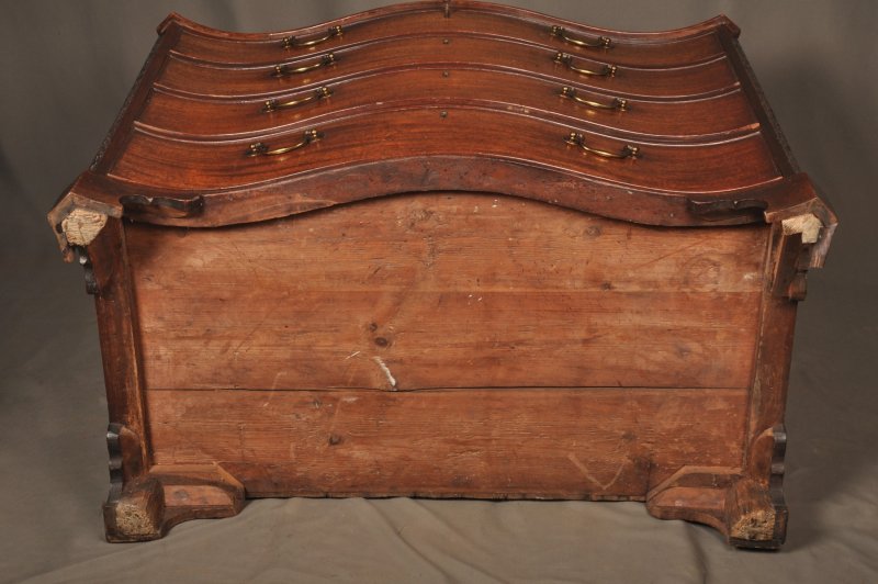 A Fine 18th Century Serpentine Chest Of Drawers - Image 15