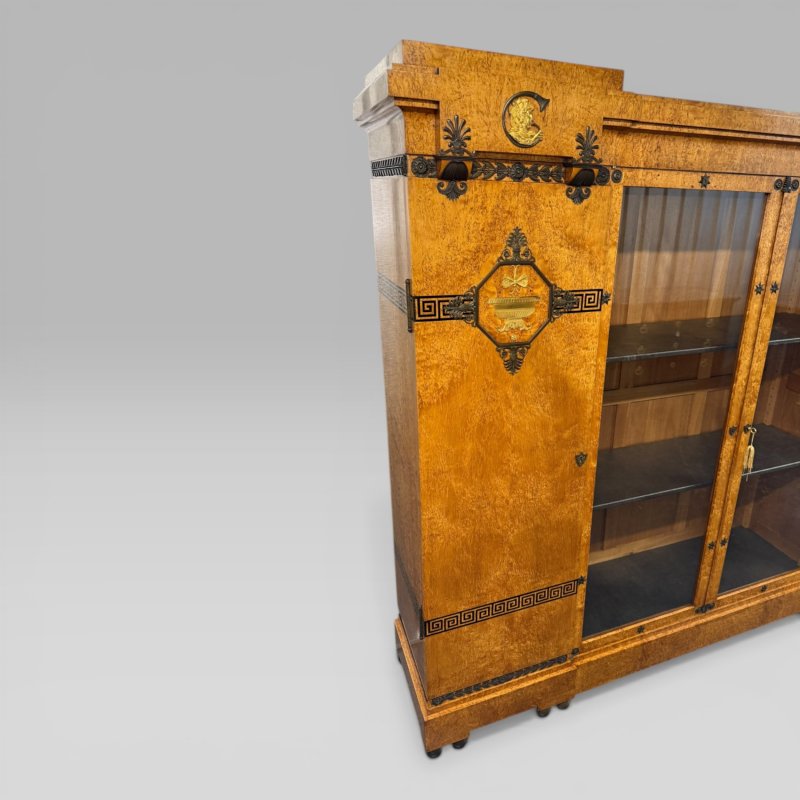 Antique French Neoclassical Maple Breakfront Display Cabinet Mercier Frères - Image 4