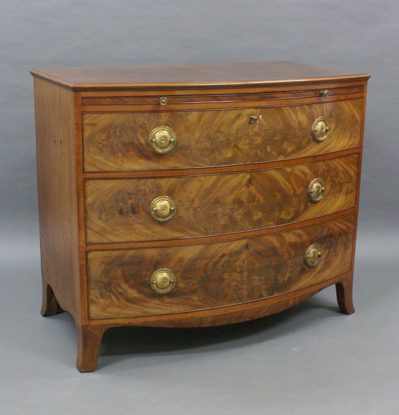 George III Mahogany & Satinwood Bow-Fronted Chest - Image 3