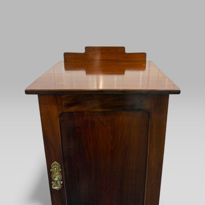 Antique Mahogany Bedside Cabinet / Pot Cupboard with Ogee Feet - Image 8