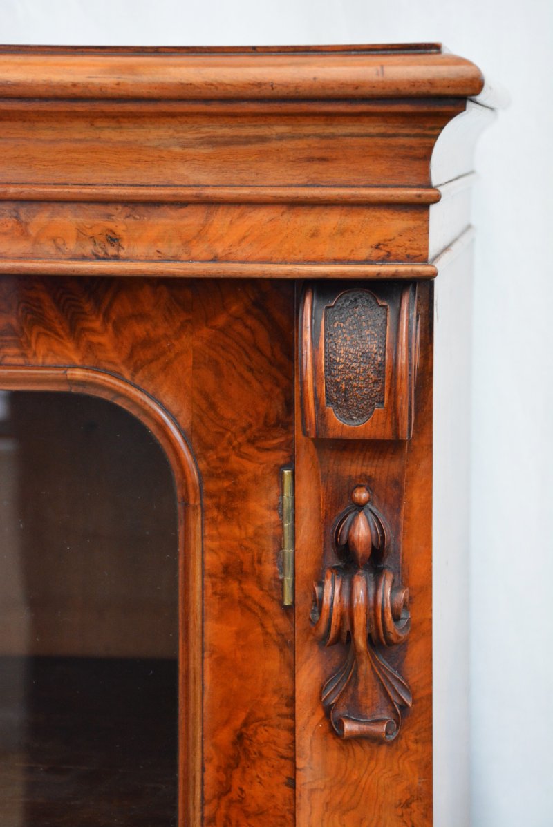 English Victorian Bookcase In Figured Walnut - Image 7
