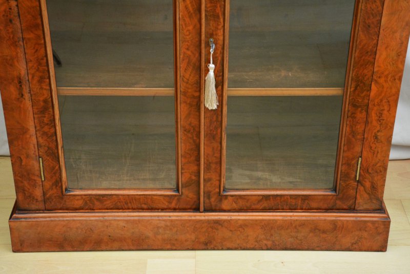 English Victorian Bookcase In Figured Walnut - Image 11