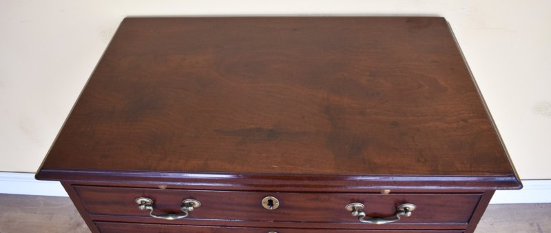 George III Mahogany Chest Of Drawers - Image 3