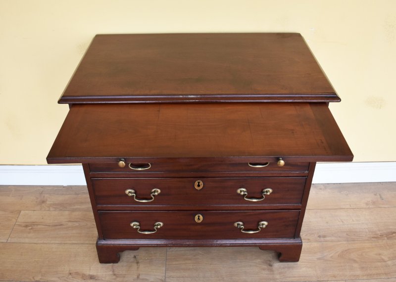 George III Mahogany Chest Of Drawers - Image 4