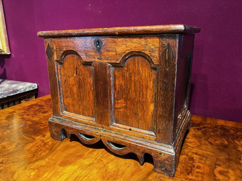 A Rare Late 18th Century Miniature Oak Box. - Image 3