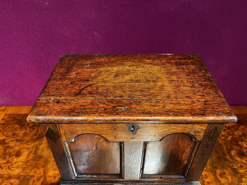 A Rare Late 18th Century Miniature Oak Box. - Image 2