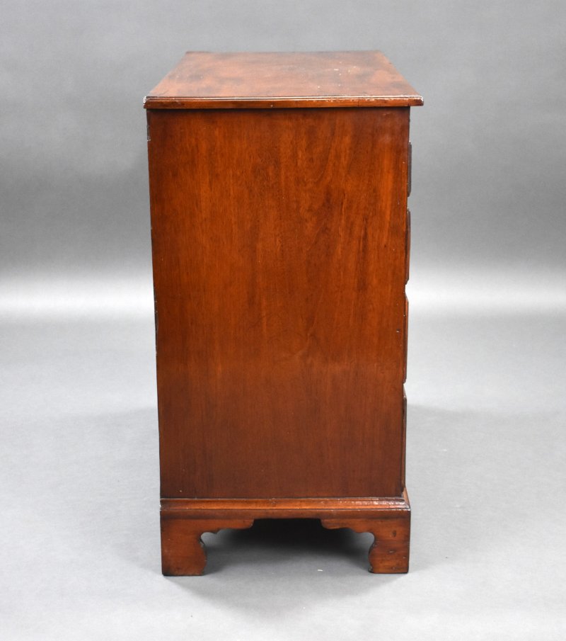 George III Mahogany Bachelors Chest - Image 3
