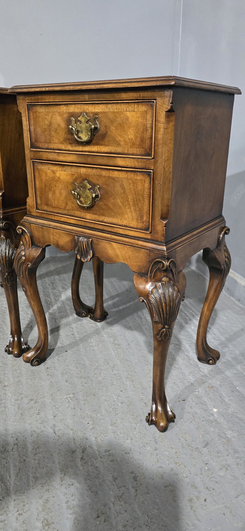 Top Quality Queen Anne Walnut Bedside Chest of Drawers - Image 3