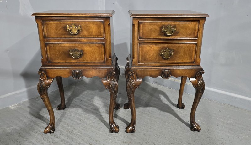 Top Quality Queen Anne Walnut Bedside Chest of Drawers - Image 10