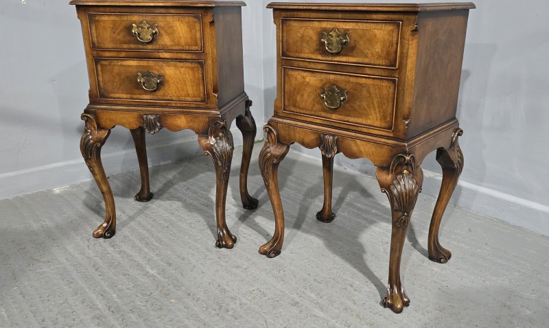 Top Quality Queen Anne Walnut Bedside Chest of Drawers - Image 7