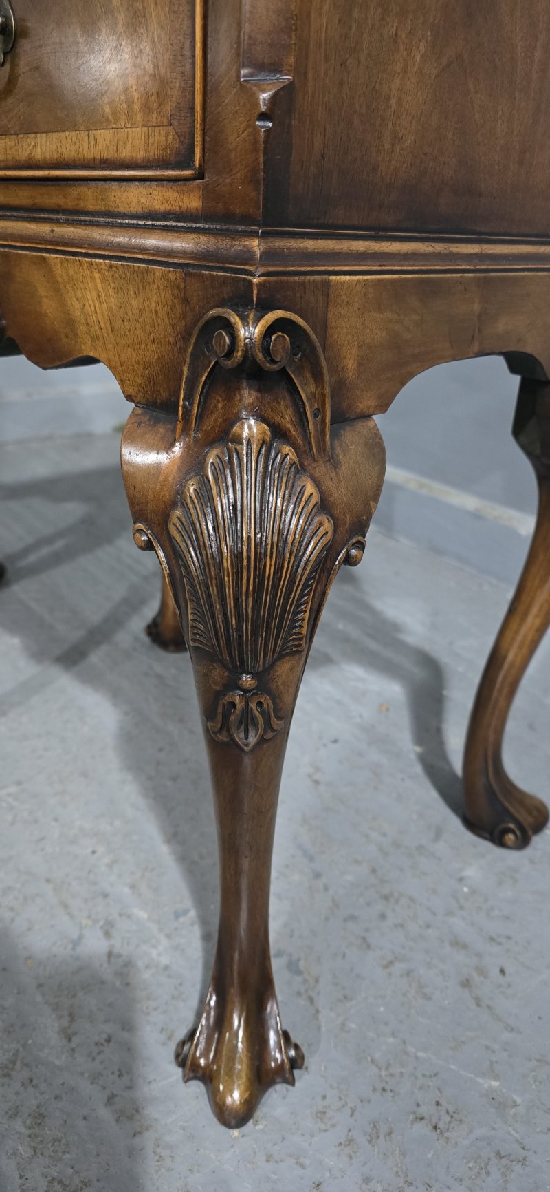 Top Quality Queen Anne Walnut Bedside Chest of Drawers - Image 6