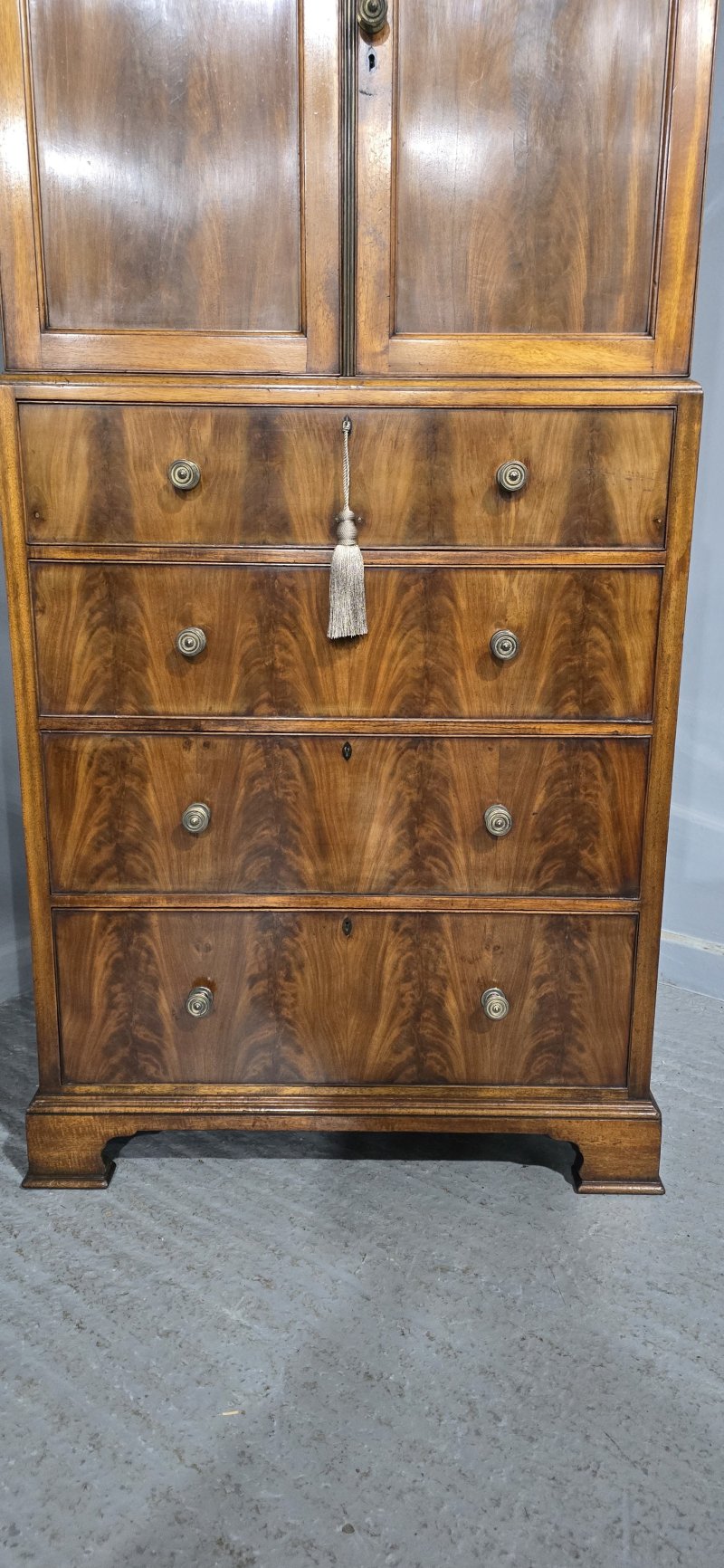 Top Quality Mahogany Linen Press of Small Proportions - Image 13