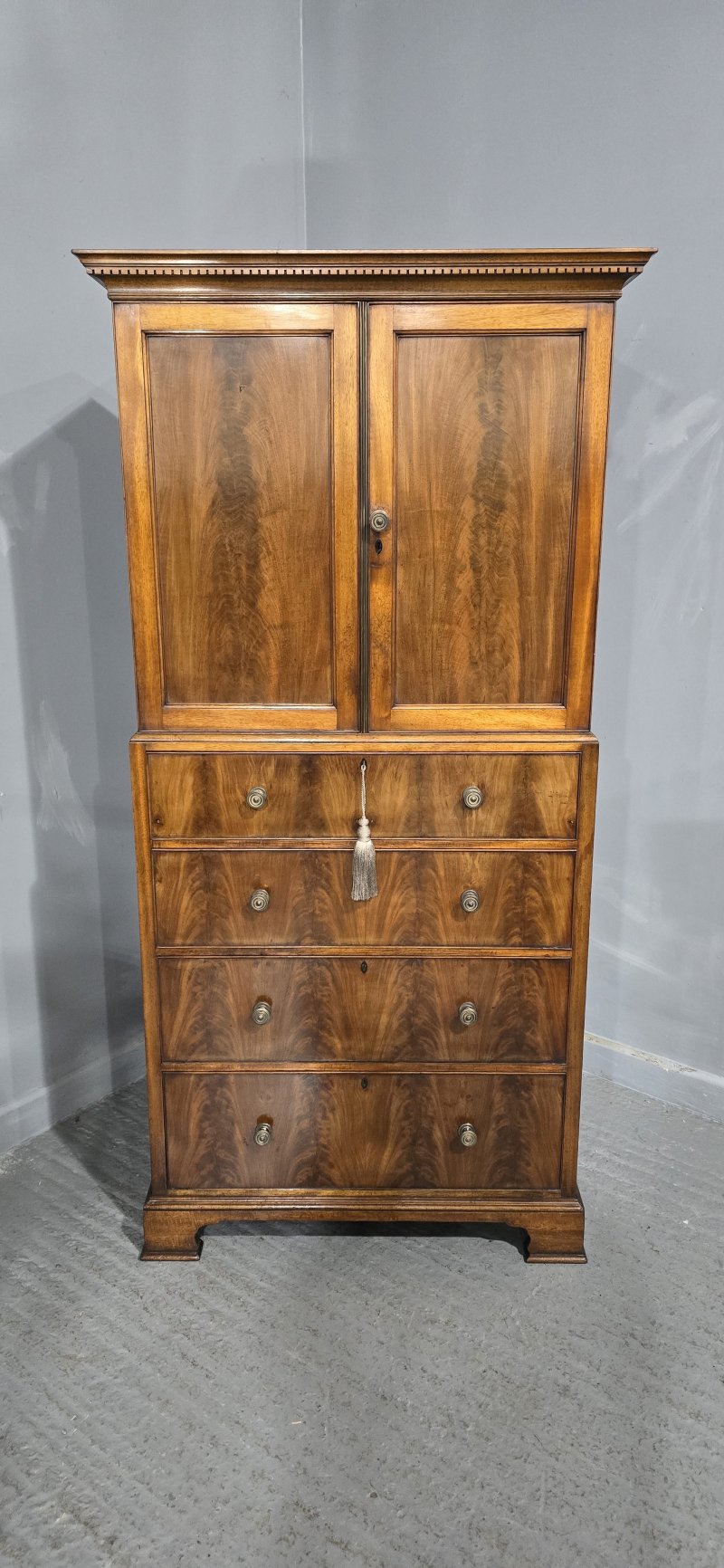 Top Quality Mahogany Linen Press of Small Proportions - Image 16