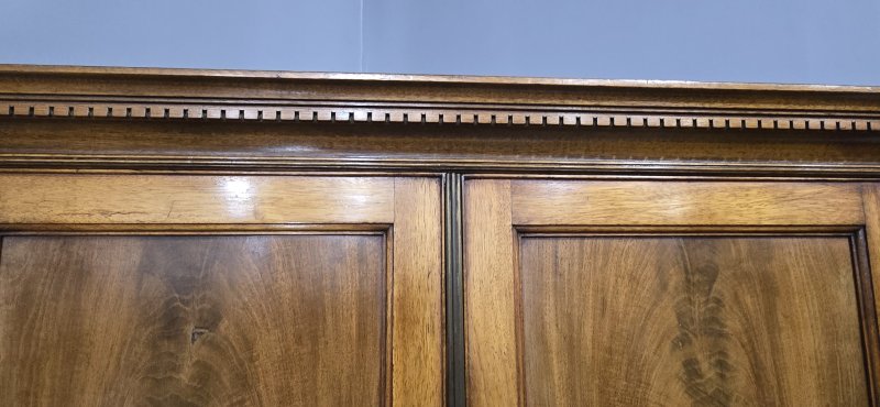 Top Quality Mahogany Linen Press of Small Proportions - Image 6