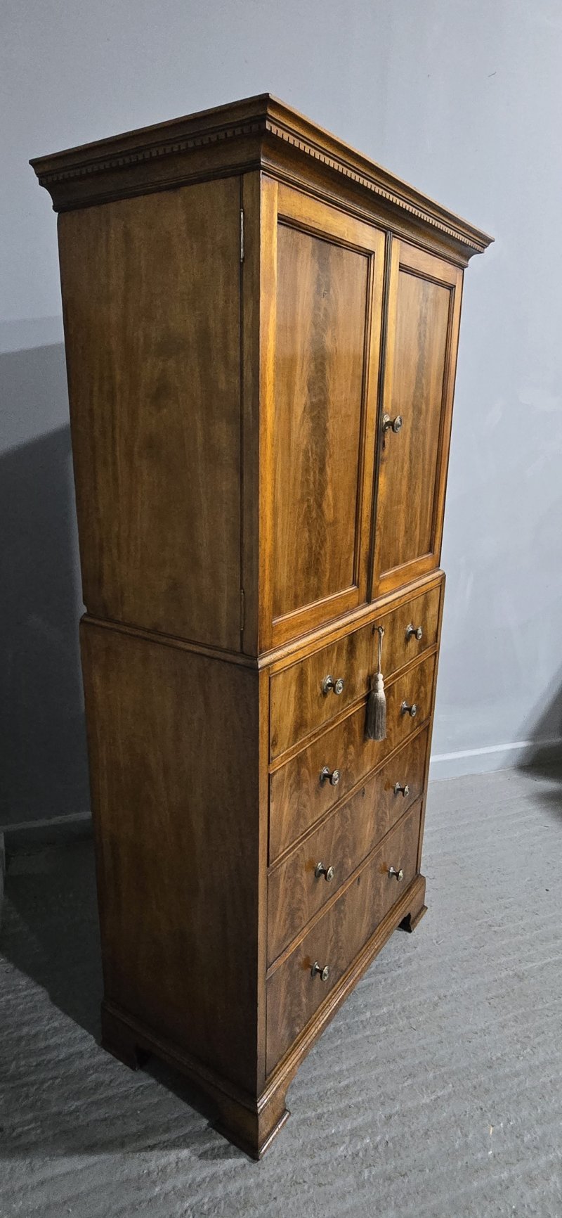 Top Quality Mahogany Linen Press of Small Proportions - Image 8