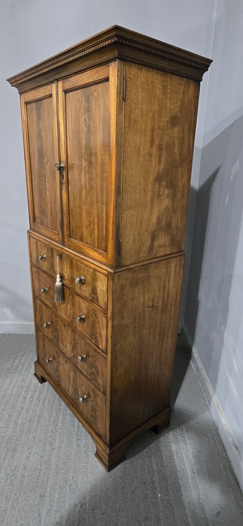 Top Quality Mahogany Linen Press of Small Proportions - Image 11