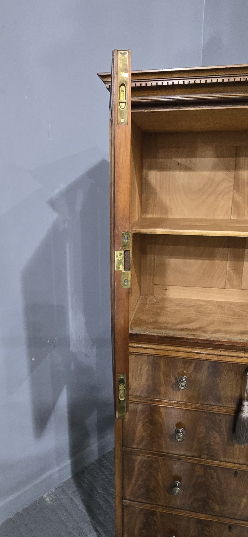 Top Quality Mahogany Linen Press of Small Proportions - Image 3