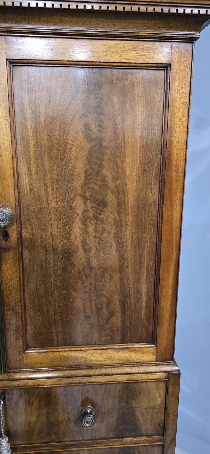 Top Quality Mahogany Linen Press of Small Proportions - Image 15