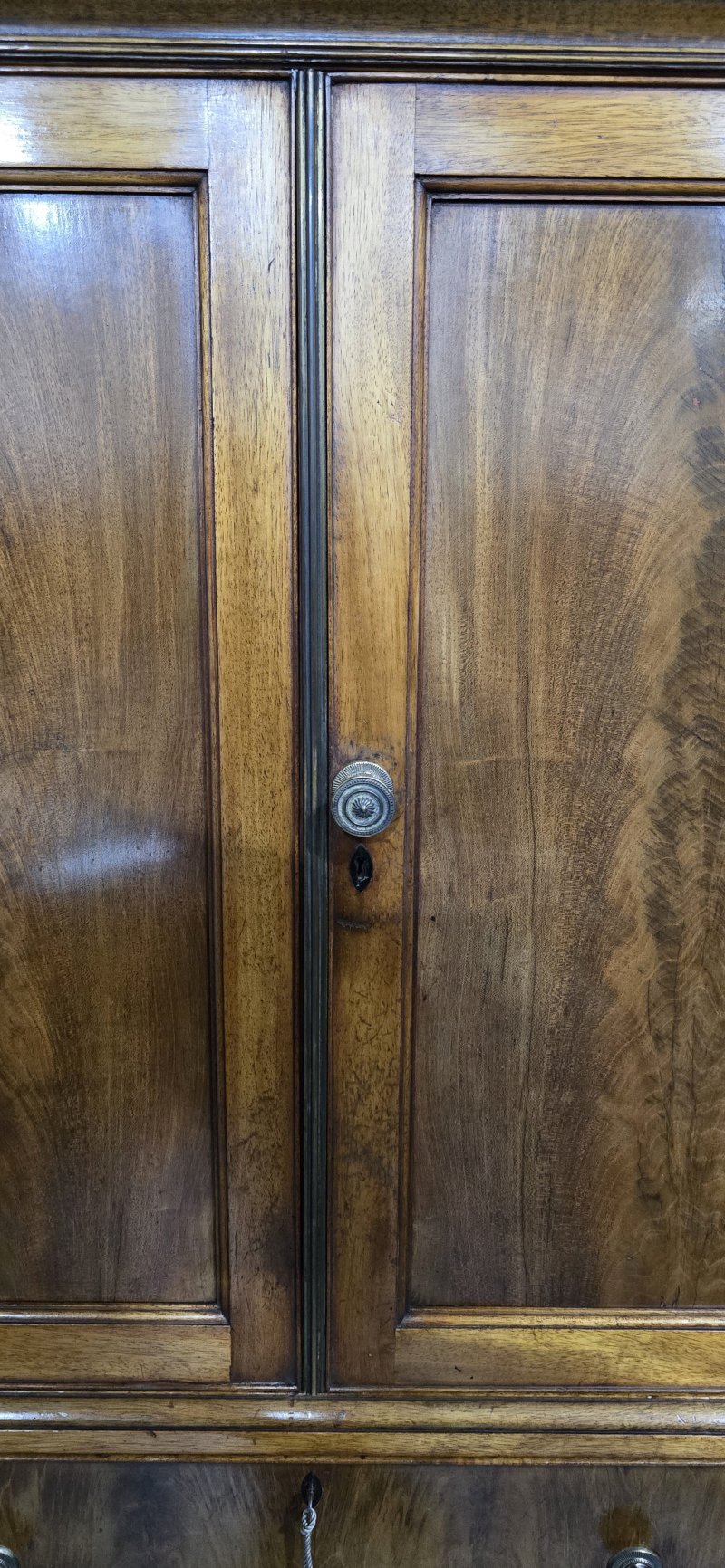 Top Quality Mahogany Linen Press of Small Proportions - Image 17