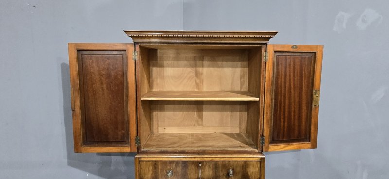 Top Quality Mahogany Linen Press of Small Proportions - Image 4