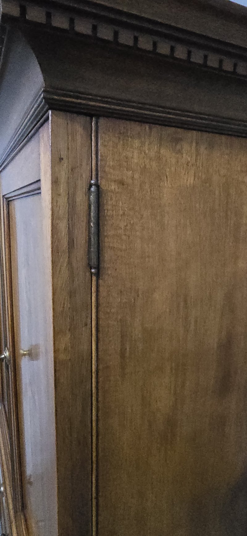 Top Quality Mahogany Linen Press of Small Proportions - Image 7