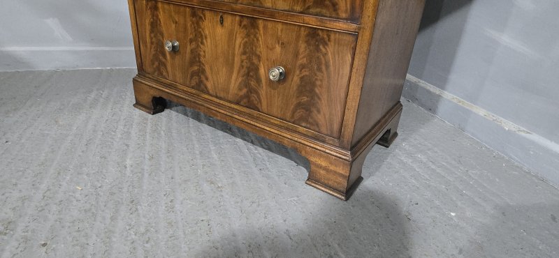 Top Quality Mahogany Linen Press of Small Proportions - Image 9