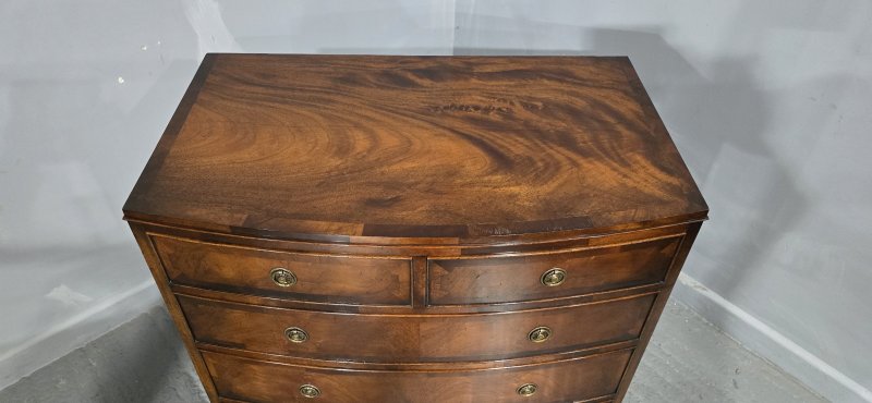 Georgian Bowed Mahogany Chest of Drawers - Image 6