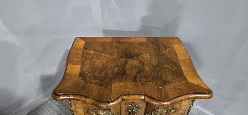 Small Maltese Walnut Commode Chest of Drawers - Image 4