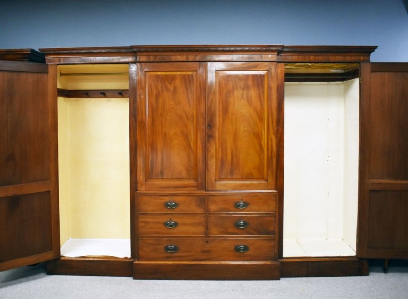 19th Century Mahogany Four Door Breakfront Wardrobe - Image 9