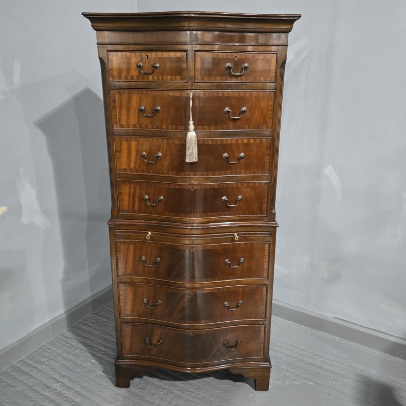 Very Good Mahogany Chest on Chest  of Drawers of Small Proportions