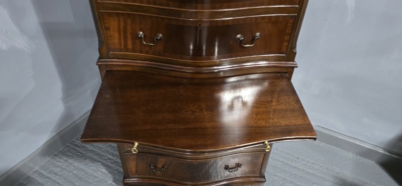 Very Good Mahogany Chest on Chest  of Drawers of Small Proportions - Image 9