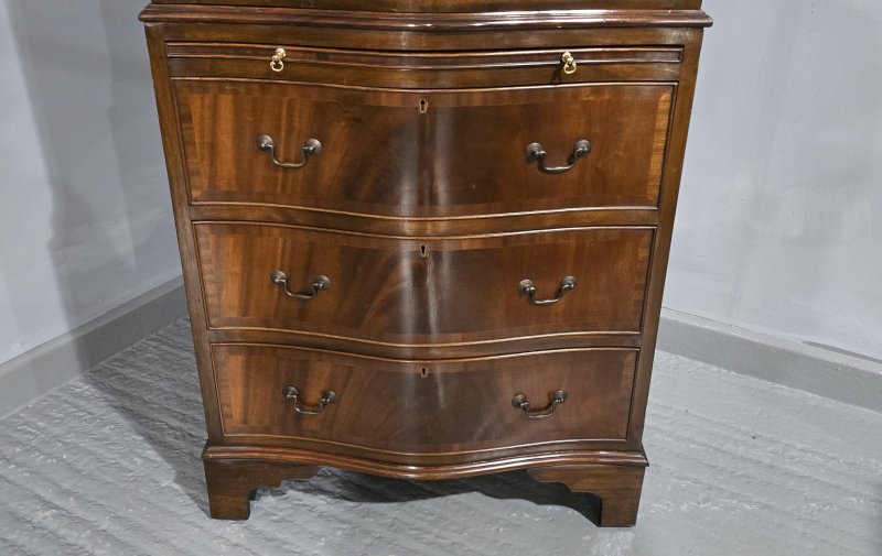 Very Good Mahogany Chest on Chest  of Drawers of Small Proportions - Image 7