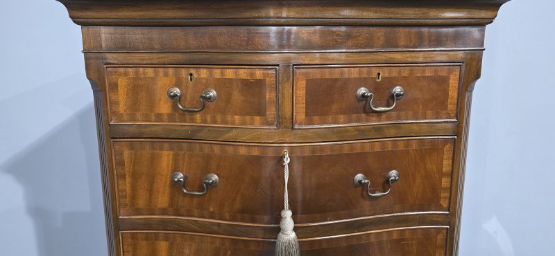 Very Good Mahogany Chest on Chest  of Drawers of Small Proportions - Image 6