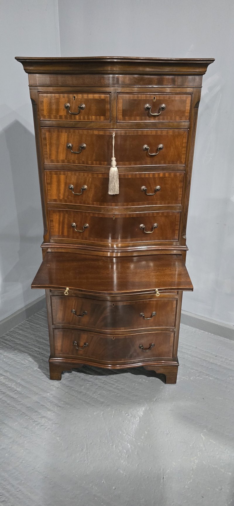 Very Good Mahogany Chest on Chest  of Drawers of Small Proportions - Image 8