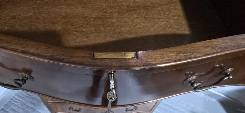 Very Good Mahogany Chest on Chest  of Drawers of Small Proportions - Image 10