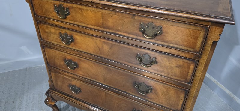 Superb Queen Anne Walnut Chest of Drawers - Image 11