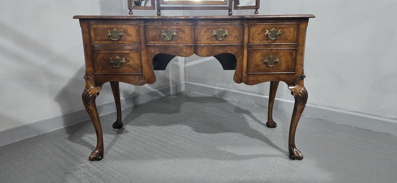 Superb Queen Anne Dressing Table - Image 2