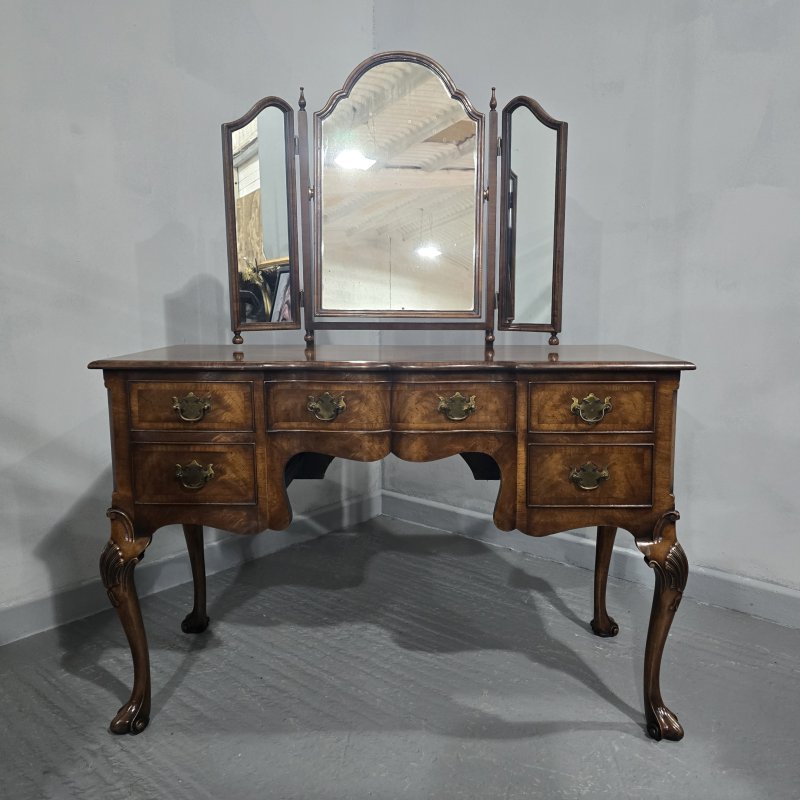 Superb Queen Anne Dressing Table