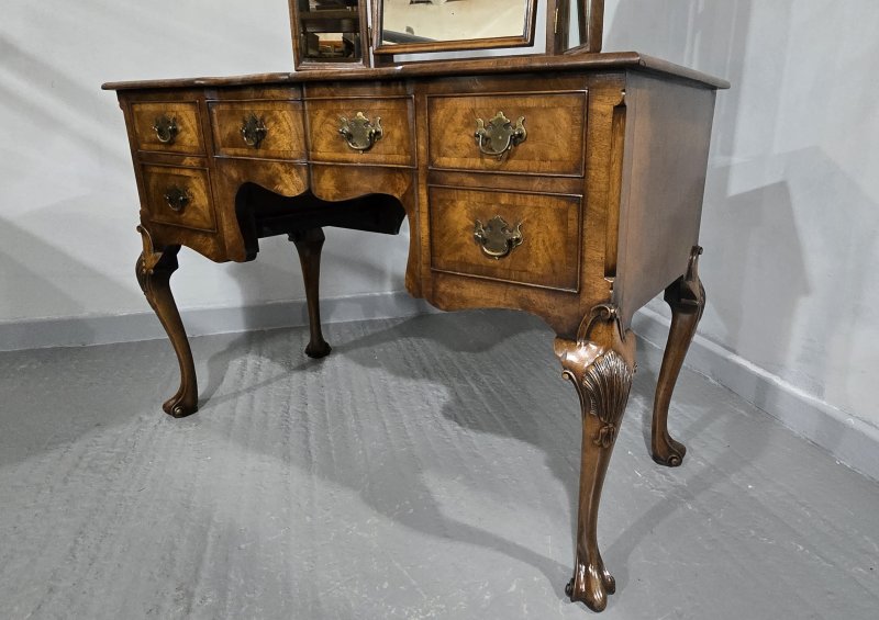 Superb Queen Anne Dressing Table - Image 4