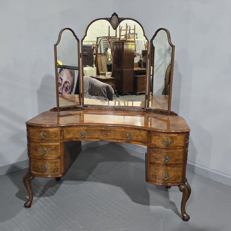 Magnificent Queen Anne Dressing Table - Image 7