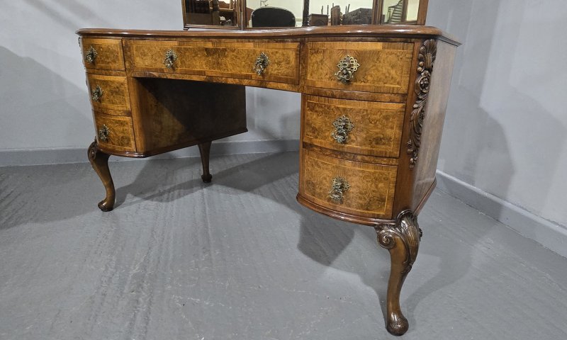 Magnificent Queen Anne Dressing Table - Image 3
