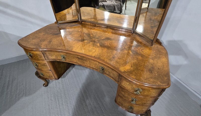 Magnificent Queen Anne Dressing Table - Image 10